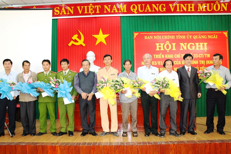 Thường trực Tỉnh uỷ và Trưởng Ban Nội chính Tỉnh ủy tặng hoa và phần thưởng cho các cá nhân có thành tích xuất sắc trong công tác nội chính và phòng, chống tham nhũng