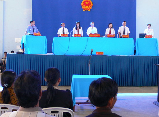 Đại diện Viện kiểm sát nhân dân và Tòa án nhân dân tỉnh tham gia xét xử lưu động một vụ án xảy ra trên địa bàn