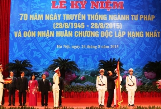 Phó Thủ tướng Nguyễn Xuân Phúc gắn Huân chương Độc lập Hạng nhất lên cờ Truyền thống của Ngành Tư pháp