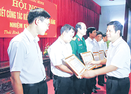 Lãnh đạo tỉnh Thái Bình tặng Bằng khen cho các đơn vị hoàn thành xuất sắc nhiệm vụ kiểm tra, giám sát và thi hành kỷ luật trong Đảng năm 2010 - 2015.