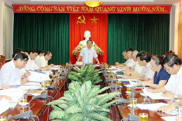 Trưởng ban Nội chính Tỉnh ủy Nguyễn Văn Huyên thay mặt BTV Tỉnh ủy đọc Tờ trình Nghị quyết