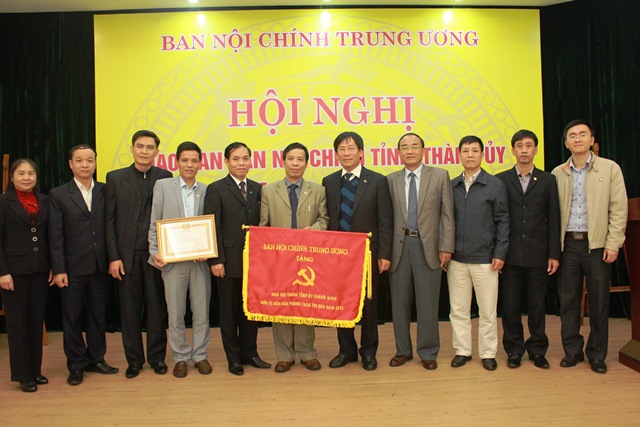 Đồng chí Phạm Anh Tuấn, Phó Trưởng Ban Nội chính Trung ương trao cờ đơn vị dẫn đầu phong trào thi đua năm 2014 cho Ban Nội chính Tỉnh ủy Quảng Ninh