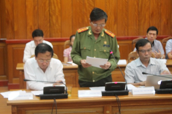 Đồng chí  Lê Văn Tam, Giám đốc Công an thành phố Đà Nẵng báo cáo kết quả tại hội nghị Thành ủy