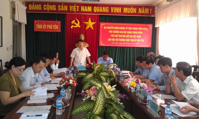 Đồng chí Nguyễn Doãn Khánh, Ủy viên Trung ương Đảng, Phó trưởng Ban Nội chính Trung ương, Phó Chủ tịch Hội Luật gia Việt Nam làm việc với Thường trực Tỉnh ủy Phú Yên (10-2015)