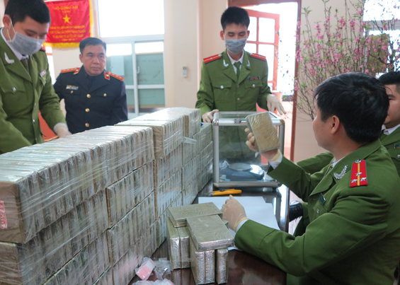 Lực lượng Công an và Viện kiểm sát nhân dân tỉnh giám định tang vật vụ án