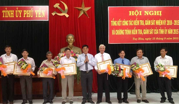 Thường trực Tỉnh ủy khen thưởng các cá nhân có thành tích xuất sắc trong công tác kiểm tra giám sát năm 2015