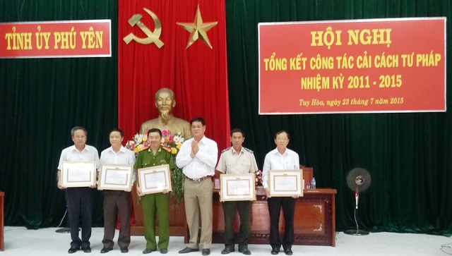 Thường trực Tỉnh ủy khen thưởng các tập thể đạt thành tích xuất sắc trong thực hiện nhiệm vụ cải cách tư pháp nhiệm kỳ 2011-2015