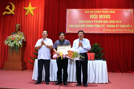 Đồng chí Phan Đình Trạc, Ủy viên Trung ương Đảng, Phó trưởng Ban Thường trực Ban Nội chính Trung ương tặng Bằng khen cho đồng chí Lê Văn Thái, Trưởng phòng Nội chính, Ban Nội chính Tỉnh ủy Bình Phước