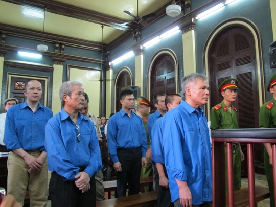 Vũ Quốc Hảo (đứng đầu) và đồng phạm