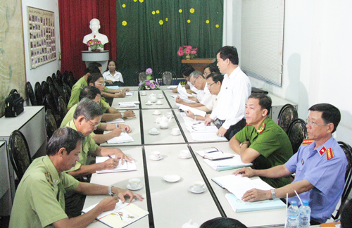Đại điện Ban Nội chính Tỉnh ủy Bến Tre cùng các cơ quan liên ngành khảo sát tình hình chấp hành pháp luật tố tụng hình sự, pháp luật tổ chức điều tra hình sự tại Chi cục Kiểm lâm tỉnh