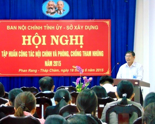 Đồng chí Trần Sự, Phó trưởng Ban Nội chính Tỉnh uỷ Ninh Thuận, Báo cáo viên tại Hội nghị tập huấn công tác nội chính và phòng, chống tham nhũng cho cán bộ, công chức Sở Xây dựng tỉnh Ninh Thuận