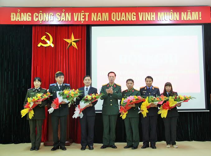 Biểu dương, khen thưởng các tập thể, cá nhân điển hình trong phong trào thi đua khối Nội chính năm 2015