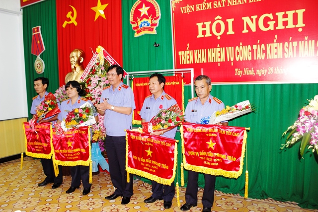 Trao Cờ thi đua ngành Kiểm sát nhân dân cho 04 tập thể