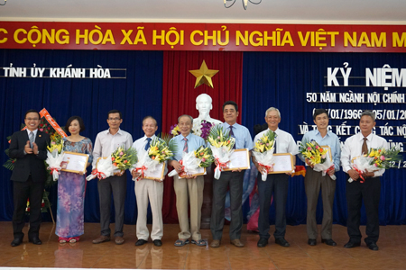 Đại diện Ban Nội chính Trung ương trao Kỷ niệm chương cho các đồng chí có nhiều thành tích đóng góp cho sự nghiệp Nội chính Đảng