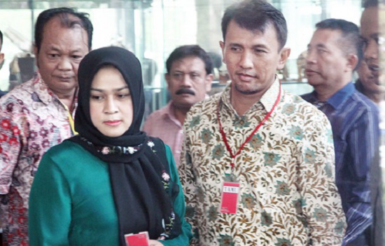 Thống đốc Bắc Sumatra và vợ đang phải đối mặt với phiên tòa tham nhũng (Ảnh: thejakartapost)