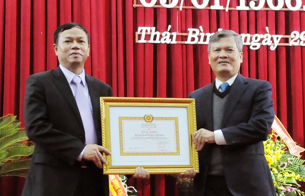 Đồng chí Nguyễn Văn Thông, Ủy viên Trung ương Đảng, Phó trưởng Ban Nội chính Trung ương trao Bằng khen của Ban Nội chính Trung ương cho Ban Nội chính Tỉnh ủy Thái Bình