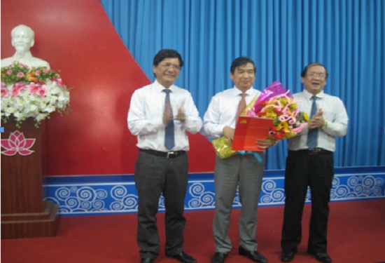 Đồng chí Nguyễn Thanh Quang, Phó Bí thư Thường trực Tỉnh ủy trao quyết định cho đồng chí  Nguyễn Minh Tài, Trưởng Ban Nội chính Tỉnh ủy