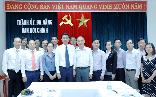 Đồng chí Võ Văn Dũng, Uỷ viên Trung ương Đảng, Phó trưởng Ban Nội chính Trung ương và đoàn công tác chụp ảnh lưu niệm với Ban Nội chính Thành uỷ Đà Nẵng