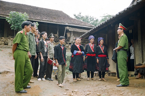 Cán bộ, chiến sĩ Công an tỉnh Điện Biên vận động đồng bào không trồng cây thuốc phiện tại huyện Tủa Chùa