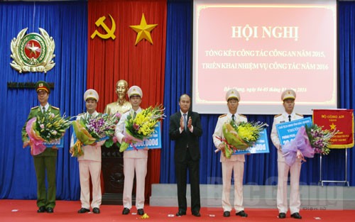 Đồng chí Nguyễn Văn Linh, Chủ tịch Ủy ban nhân dân tỉnh Bắc Giang trao phần thưởng cho 5 tập thể đã khám phá nhanh các vụ án, chuyên án dịp cuối năm 2015