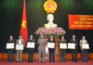 UBND tỉnh Hòa Bình tặng bằng khen cho các tập thể có thành tích xuất sắc trong phong trào thi đua gắn với 10 năm thực hiện Luật PCTN giai đoạn 2006 - 2015