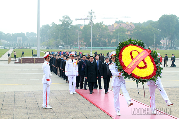 Lãnh đạo Ban Nội chính Trung ương cùng toàn thể cán bộ, công chức, nhân viên Ban Nội chính Trung ương vào Lăng viếng Chủ tịch Hồ Chí Minh