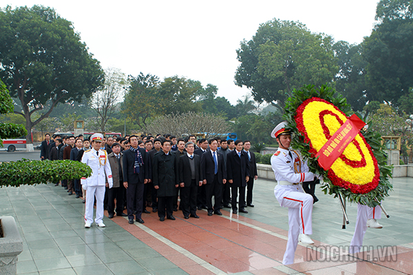 Lãnh đạo Ban Nội chính Trung ương cùng toàn thể cán bộ, công chức, nhân viên Ban Nội chính Trung ương đặt vòng hoa, dâng hương tưởng nhớ các anh hùng liệt sĩ