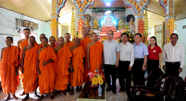 Đồng chí Nguyễn Thiện Nhân, Ủy viên Bộ Chính trị, Chủ tịch Ủy ban Trung ương Mặt trận Tổ quốc Việt Nam chụp ảnh lưu niệm với các chức sắc Hội Đoàn kết Sư sãi yêu nước tỉnh Trà Vinh