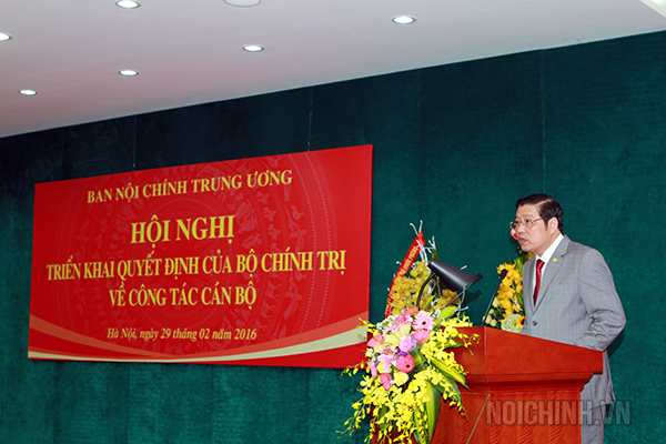 Đồng chí Phan Đình Trạc, Uỷ viên Trung ương Đảng, Uỷ viên Ban Chỉ đạo Trung ương về phòng, chống tham nhũng, Trưởng Ban Nội chính Trung ương phát biểu tại Hội nghị