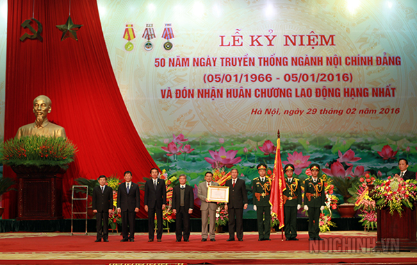 Thay mặt lãnh đạo Đảng và Nhà nước, đồng chí Đinh Thế Huynh, Uỷ viên Bộ Chính trị, Thường trực Ban Bí thư trao tặng Huân chương lao động hạng Nhất cho Ban Nội chính Trung ương