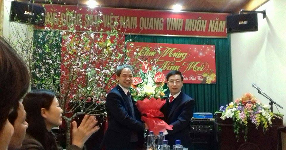 Đồng chí Phạm Đình Nghị, Phó Bí thư, Chủ tịch UBND tỉnh tặng hoa đồng chí Đoàn Văn Hùng, Trưởng Ban Nội chính Tỉnh ủy
