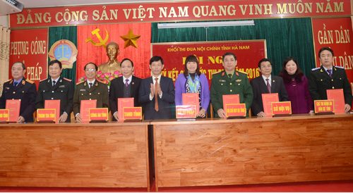 Lãnh đạo các đơn vị trong Khối ký kết giao ước thi đua năm 2016