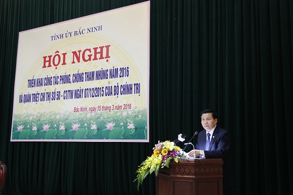 Đồng chí Nguyễn Nhân Chiến, Ủy viên Trung ương Đảng, Bí thư Tỉnh ủy, Chủ tịch Hội đồng nhân dân tỉnh Bắc Ninh chủ trì Hội nghị