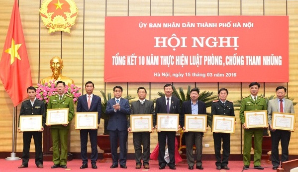 Chủ tịch UBND thành phố Nguyễn Đức Chung trao bằng khen cho 9 tập thể