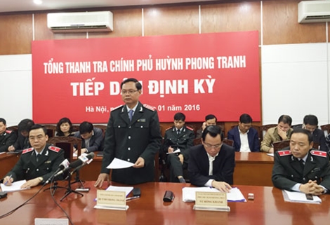 Tổng Thanh tra Chính phủ Huỳnh Phong Tranh trực tiếp đối thoại với người dân tại Phòng tiếp dân của thành phố Hà Nội (ảnh cand.com.vn)