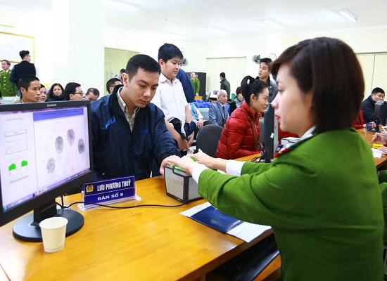 Cán bộ lấy dấu vân tay của công dân khi đến đăng ký cấp căn cước công dân