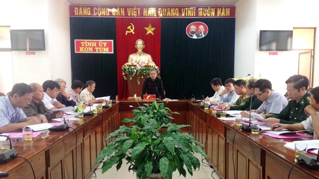 Đồng chí Nguyễn Văn Hùng, Ủy viên Trung ương Đảng, Chủ tịch Hội đồng nhân dân tỉnh Kon Tum chủ trì Hội nghị