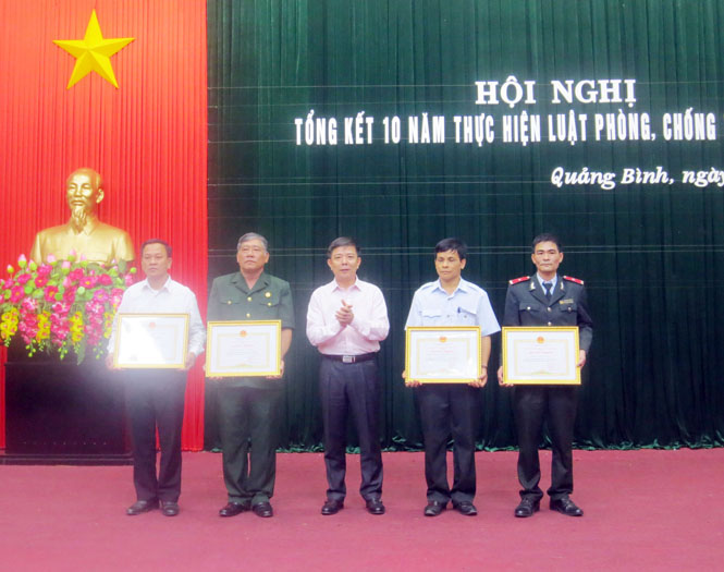 Đồng chí Nguyễn Hữu Hoài, Phó Bí thư Tỉnh ủy, Chủ tịch UBND tỉnh Quảng Bình trao bằng khen cho 04 tập thể đã có thành tích xuất sắc trong 10 năm thực hiện Luật Phòng, chống tham nhũng (giai đoạn 2005-2015)