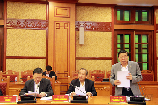 Đồng chí Phan Đình Trạc, Ủy viên Trung ương Đảng, Phó trưởng Ban Thường trực Ban Chỉ đạo Trung ương về PCTN, Trưởng Ban Nội chính Trung ương trình bày Báo cáo 