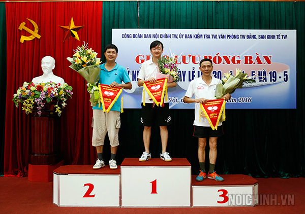 Ban Tổ chức trao giải Nhất, Nhì, Ba cho nội dung đơn Nam