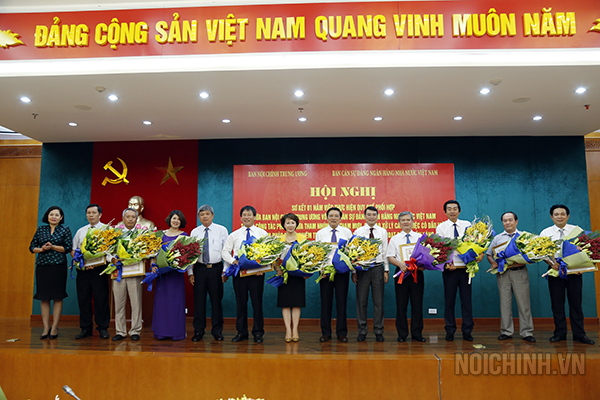 Lãnh đạo Ngân hàng Nhà nước Việt Nam chụp ảnh với các đồng chí lãnh đạo và một số cán bộ Ban Nội chính Trung ương được tặng Kỷ niệm chương Vì sự nghiệp Ngân hàng Việt Nam