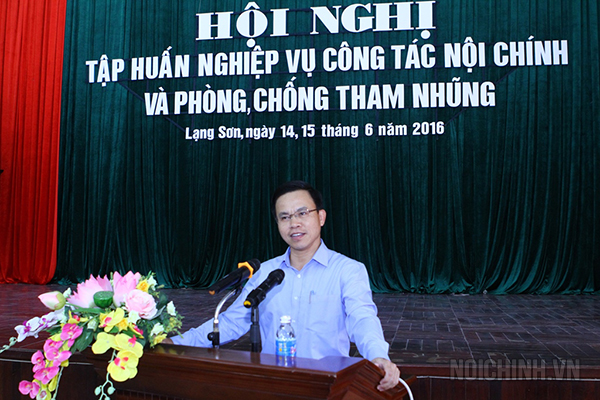 Đồng chí Phan Văn Tâm, Vụ trưởng Vụ Địa phương trình bày Chuyên đề tại Hội nghị