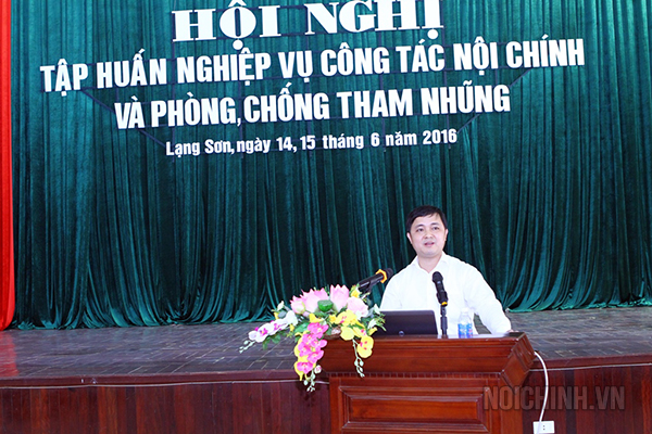 Đồng chí Nguyễn Xuân Trường, Phó Vụ trưởng Vụ Theo dõi xử lý các vụ án trình bày Chuyên đề tại Hội nghị