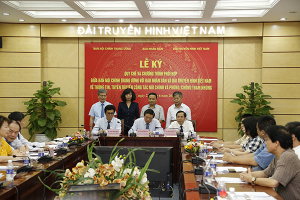 Các đồng chí: Phan Đình Trạc, Ủy viên Trung ương Đảng, Trưởng Ban Nội chính Trung ương, Phó Trưởng ban Thường trực Ban Chỉ đạo Trung ương về PCTN; Thuận Hữu, Ủy viên Trung ương Đảng, Tổng Biên tập Báo Nhân dân; Trần Bình Minh, Ủy viên Trung ương Đảng, Tổng Giám đốc Đài Truyền hình Việt Nam ký kết Quy chế và Chương trình phối hợp