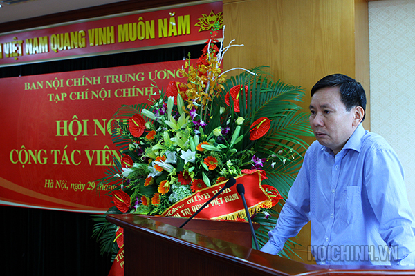 Đồng chí Đàm Văn Lợi, Tổng biên tập Tạp chí Nội chính trình bày Báo cáo tại Hội nghị