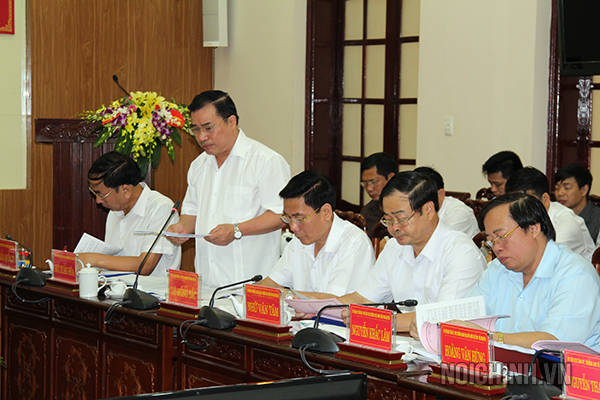 Đồng chí Bùi Xuân Hòa, Phó Bí thư Thường trực Tỉnh ủy, Chủ tịch HĐND tỉnh báo cáo tại Hội nghị