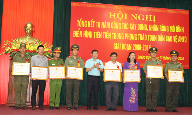 Đồng chí Trần Tiến Dũng, Tỉnh ủy viên, Phó Chủ tịch UBND tỉnh trao bằng khen cho các tập thể, cá nhân có thành tích xuất sắc trong Phong trào TDBVANTQ