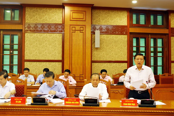 Đồng chí Phan Đình Trạc, Ủy viên Trung ương Đảng, Trưởng Ban Nội chính Trung ương, Phó Trưởng ban Thường trực Ban Chỉ đạo Trung ương về phòng, chống tham nhũng trình bày Báo cáo tại cuộc họp