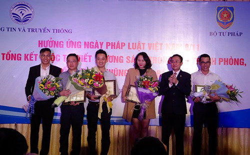 Trao giải cho các tác giả, nhóm tác giả đạt giải trong cuộc thi  “Gương sáng trong đấu tranh phòng, chống tham nhũng”