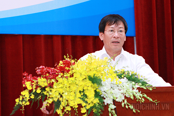 Đồng chí Phạm Anh Tuấn, thành viên Ban Chỉ đạo Tổng kết 10 năm thực hiện Nghị quyết Trung ương 3 (khóa X), nguyên Phó trưởng Ban Nội chính Trung ương trình bày dự thảo Báo cáo tóm tắt Tổng kết 10 năm